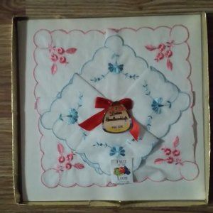Ladies VIntage Hankies Embroidered In Gold Box With No Lid